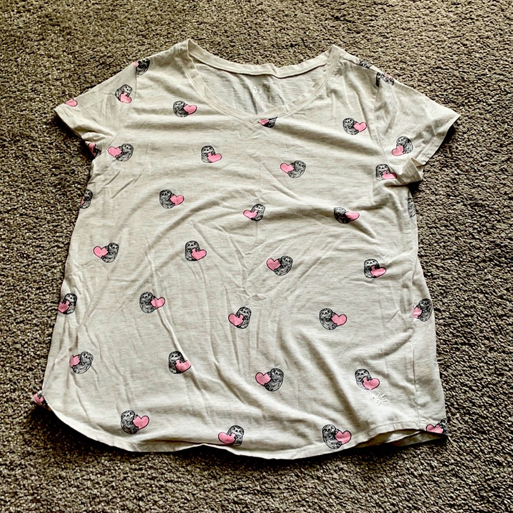 V-neck t-shirt with sloth design
